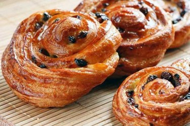 Булочка с изюмом